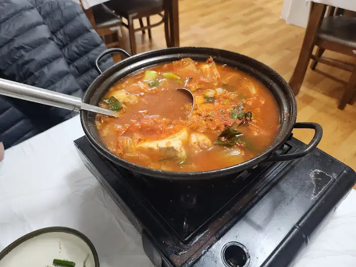 김치찌개가 끓고 있는 모습