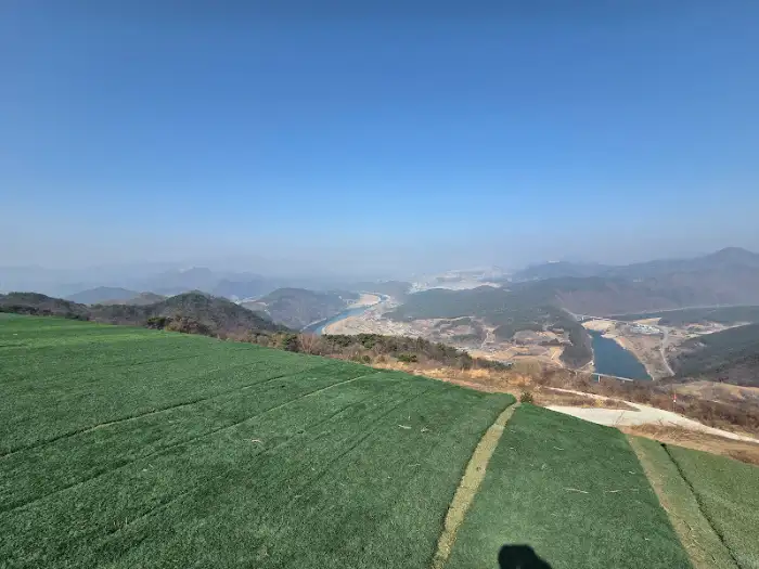 푸른 잔디와 끝없이 펼쳐진 산맥 풍경