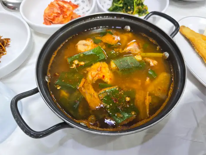 뜨끈한 매운탕 뚝배기