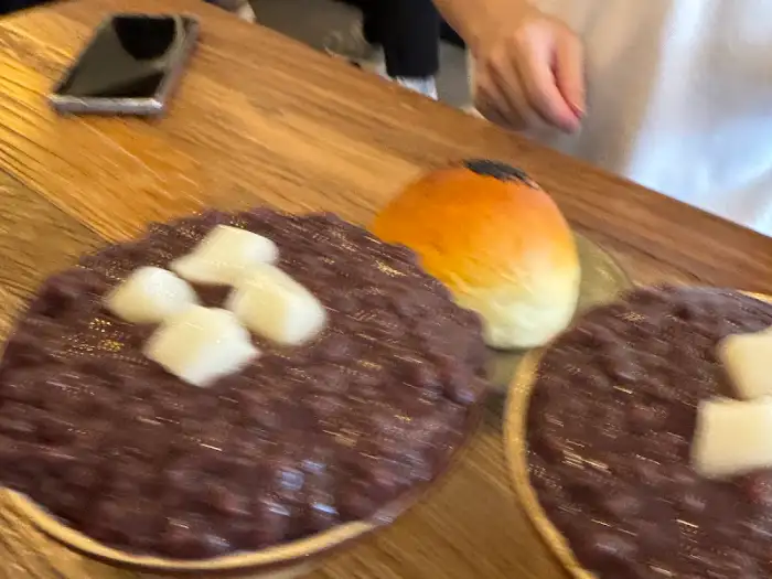 백팥집 팥빙수와 빵 클로즈업