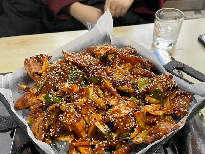 다진 마늘과 참깨가 뿌려진 돼지불고기