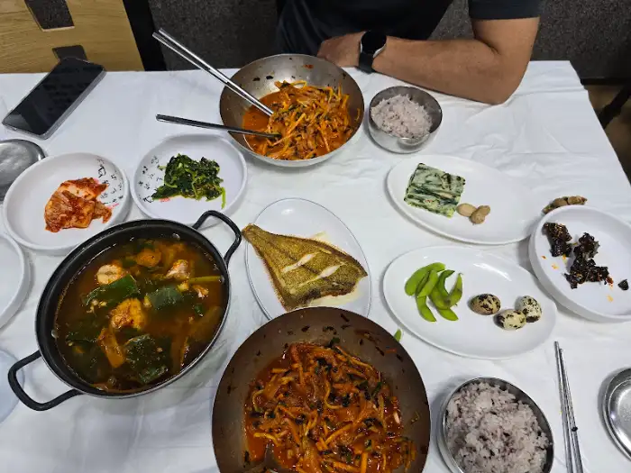 테이블에 차려진 물회와 각종 반찬
