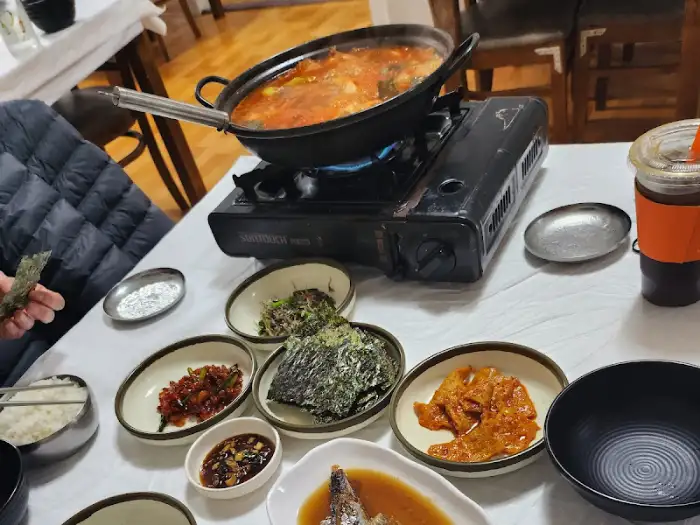 테이블에 차려진 여러 가지 반찬들