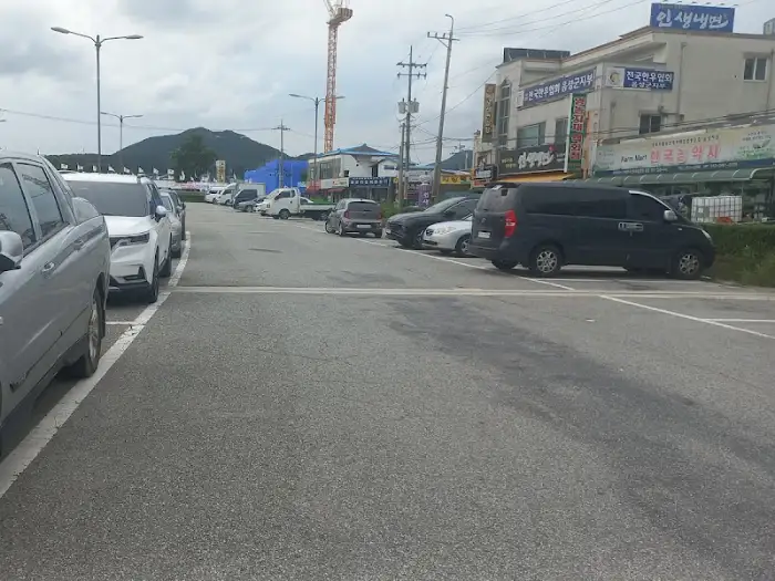 가게 앞 주차장 모습