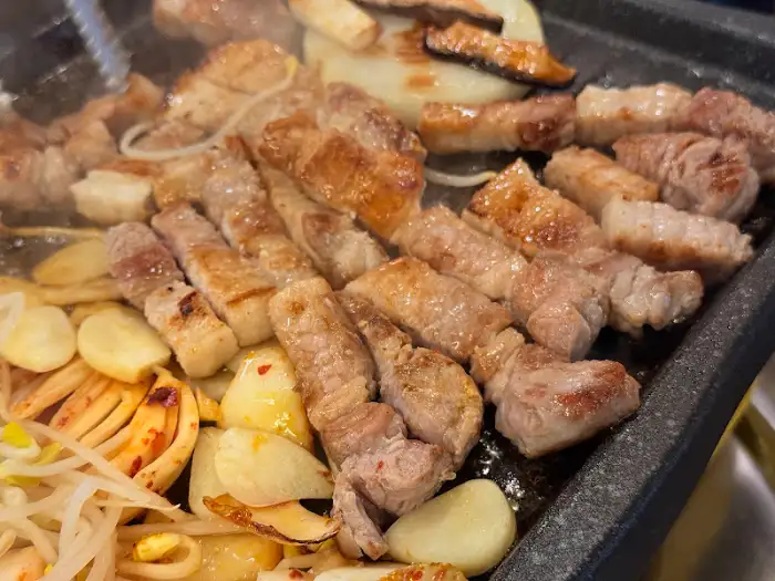 불판 위에서 지글지글 익어가는 삼겹살