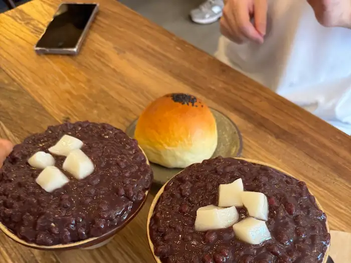 백팥집 팥빙수와 빵 모습