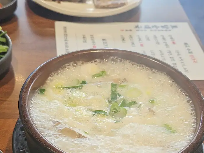 뜨거운 순대국 위에 얹어진 넉넉한 양의 파