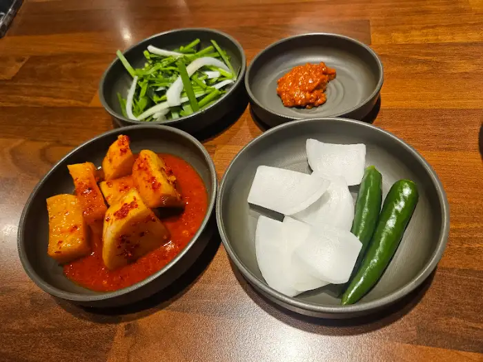 먹음직스러운 깍두기, 풋고추, 쌈장, 부추무침