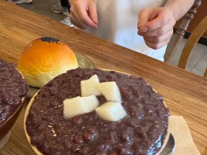 백팥집 팥빙수와 빵