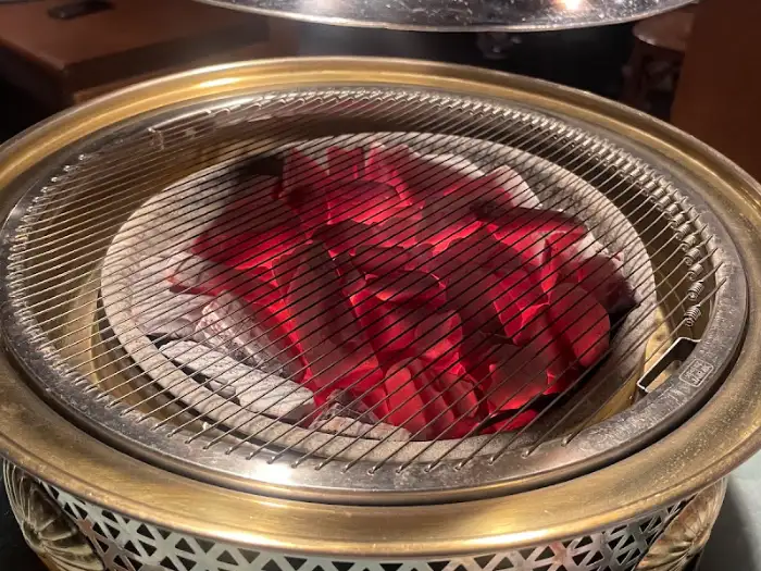 붉은 숯불이 타오르는 화로