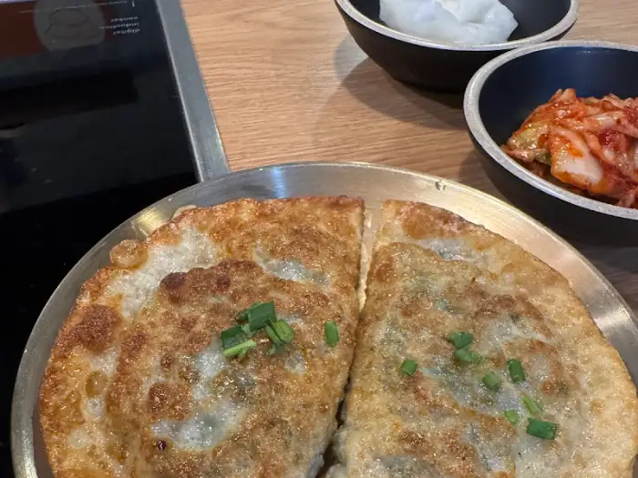 푸짐하게 담긴 비빔칼국수