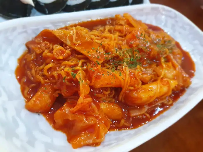 라면사리가 듬뿍 들어간 라볶이