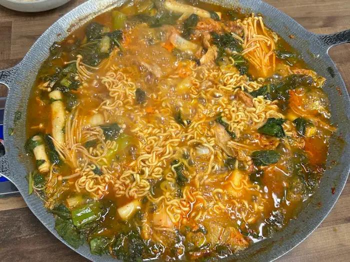 라면 사리가 익고 있는 물닭갈비 모습