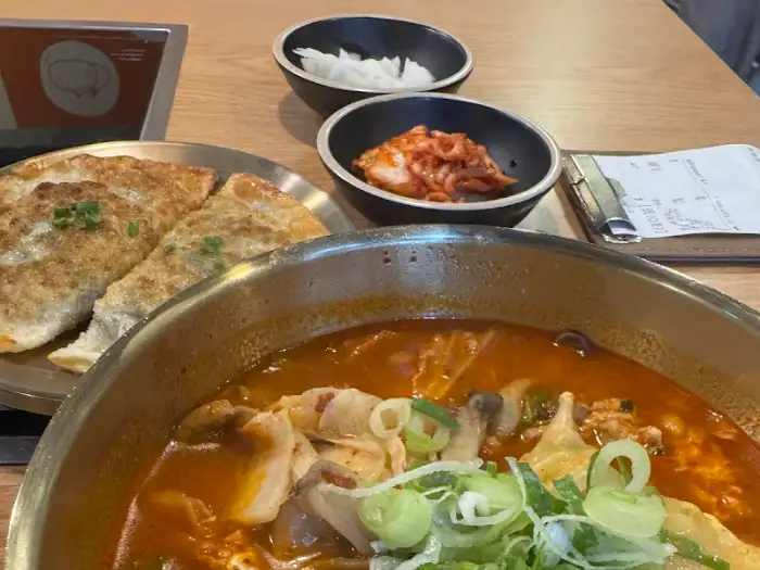 얼큰한 국물의 만두국밥