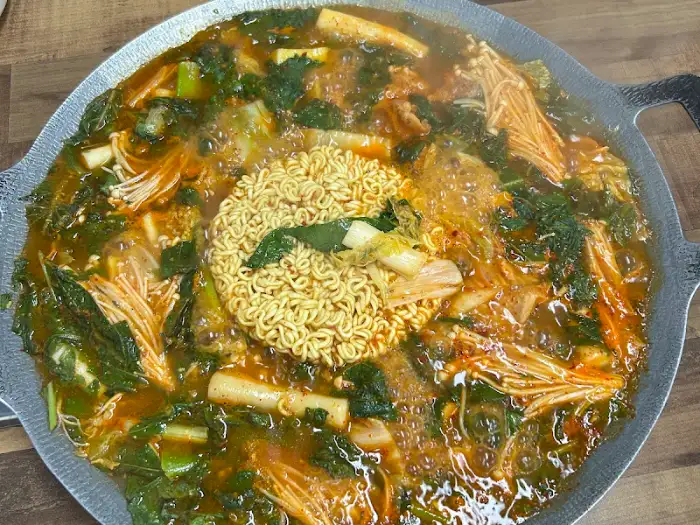 끓고 있는 물닭갈비 안에서 면과 채소가 익어가고 있는 모습