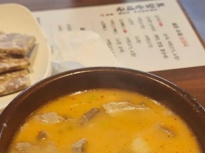 들깨가루와 양념이 풀어져 진한 색을 띠는 순대국