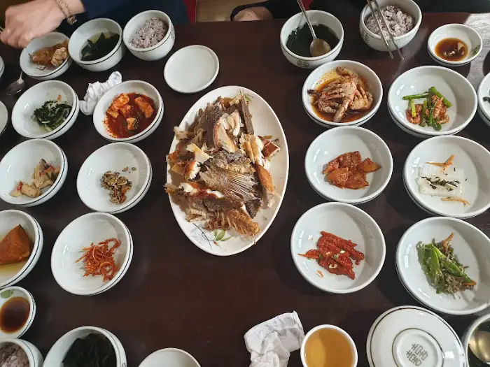 다양한 반찬과 함께 놓인 민어구이