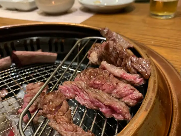 불판 위에서 익어가는 소고기 조각들