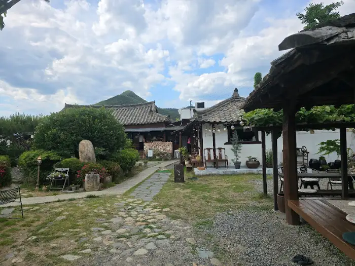 1919봄의 고즈넉한 정원 길
