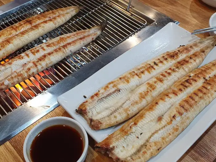 불판 위와 접시에 담긴 장어