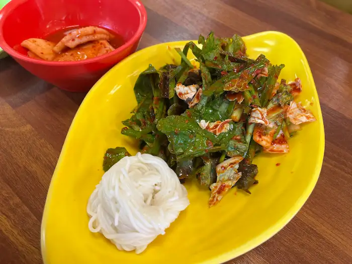 국밥에 밥, 겉절이가 놓여 있는 모습