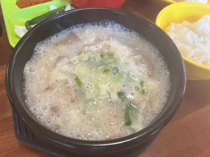 국밥 클로즈업 사진, 국물에 거품과 파가 보인다