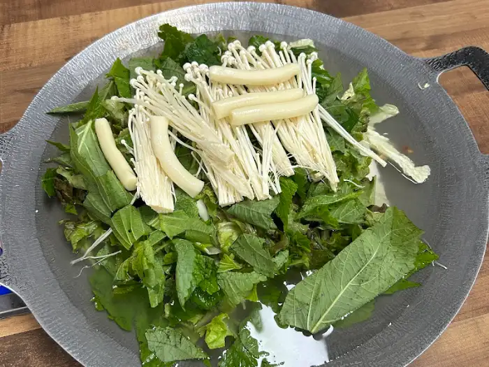물닭갈비가 조리되기 전 신선한 채소와 닭고기가 담긴 모습