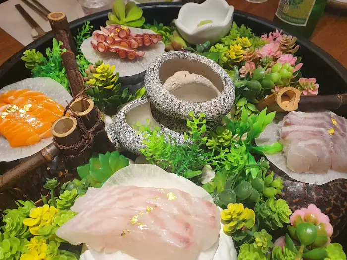 다양한 해산물과 채소로 장식된 플레이트