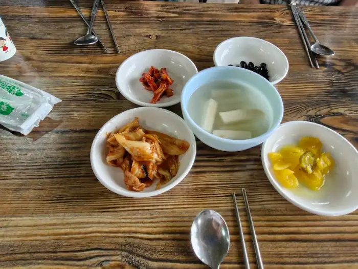 정갈하게 차려진 밑반찬