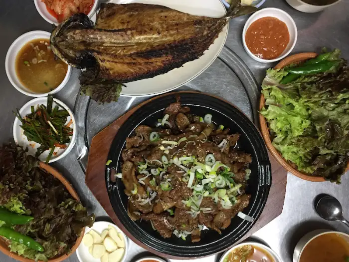 상추와 쌈 채소, 마늘, 쌈장이 함께 나온 모습