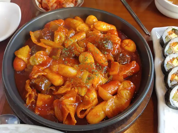 다양한 재료가 돋보이는 떡볶이