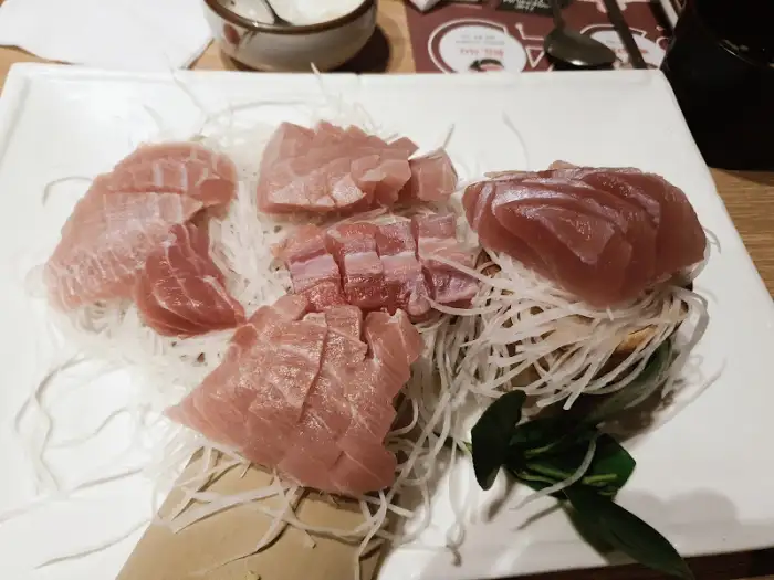 신선한 참치회가 플레이팅된 모습