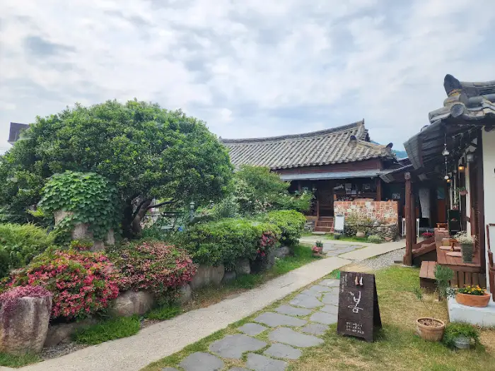 1919봄 입구로 향하는 돌담길