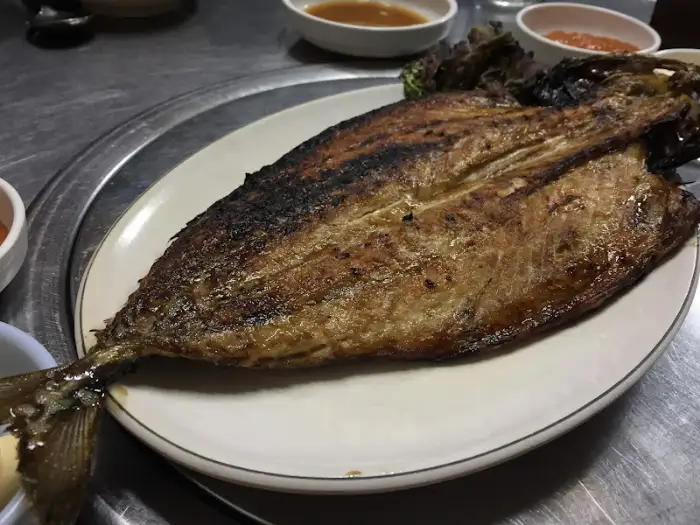 통으로 구워 나온 생선구이