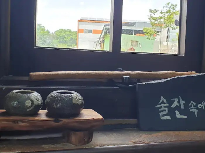 창가 테이블 풍경