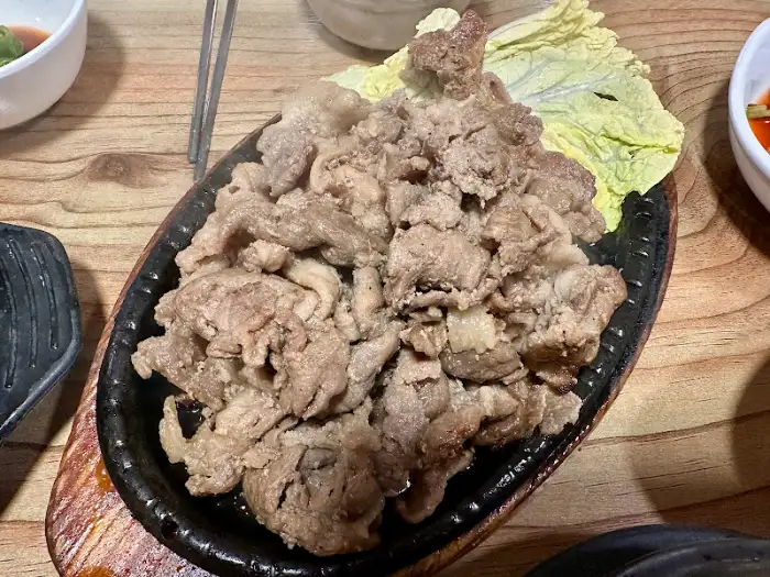 맛있게 구워진 숯불고기