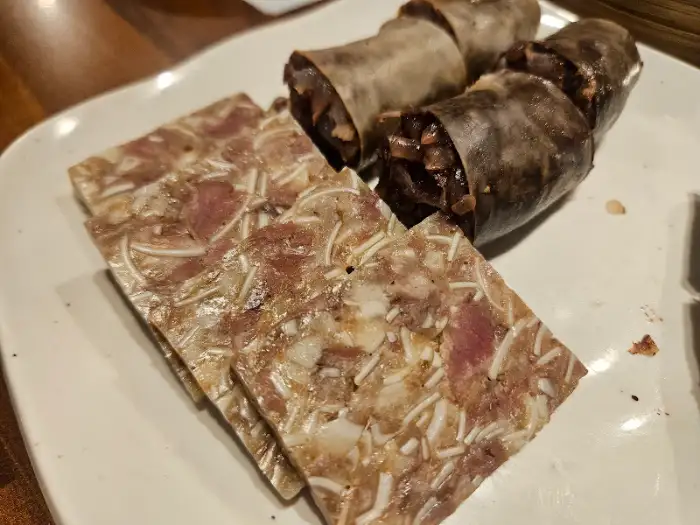 모양새가 독특한 순대와 썰어놓은 편육
