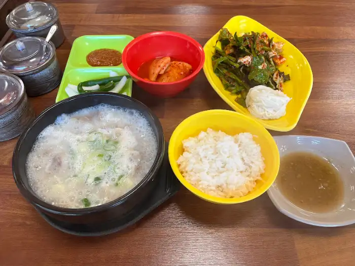 국밥, 밥, 겉절이, 김치, 소스 등이 담긴 상차림