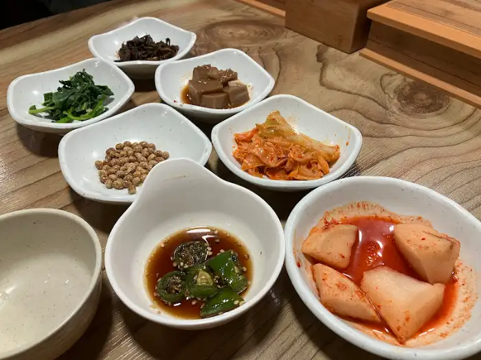 다양한 나물과 깍두기