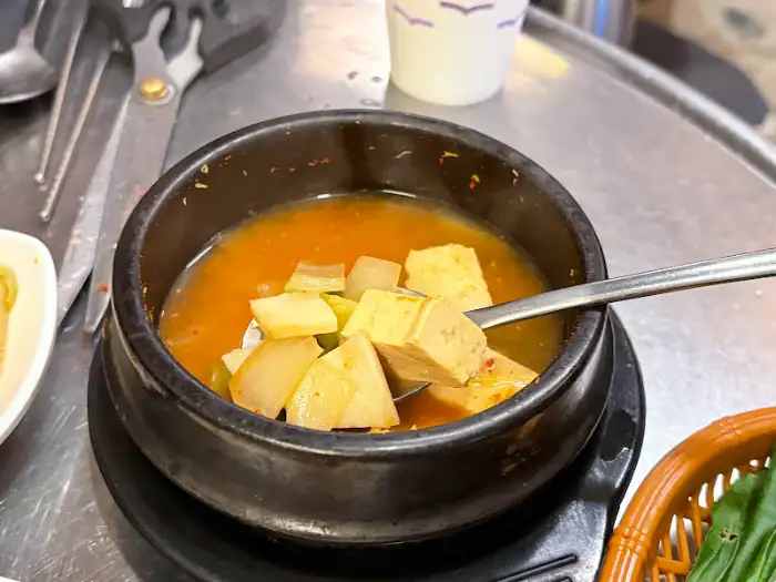 푸짐한 건더기가 들어간 된장찌개