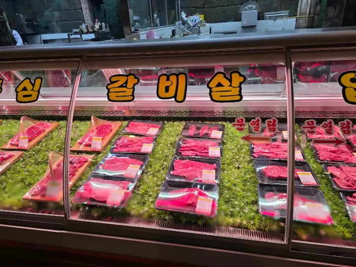 진열된 갈비살 및 기타 소고기