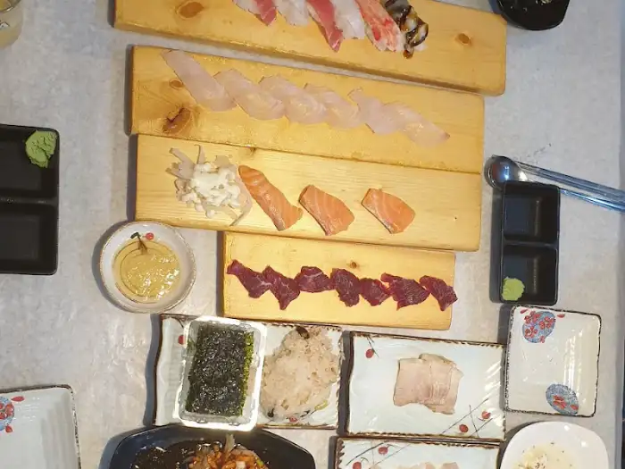 정갈하게 준비된 회와 초밥