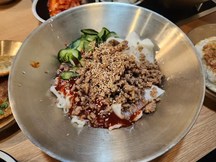 다양한 종류의 만두를 담은 찜기