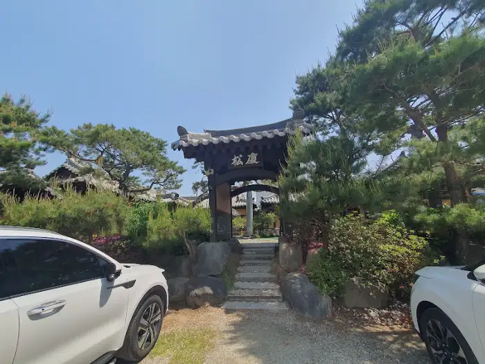 전통적인 양식의 입구