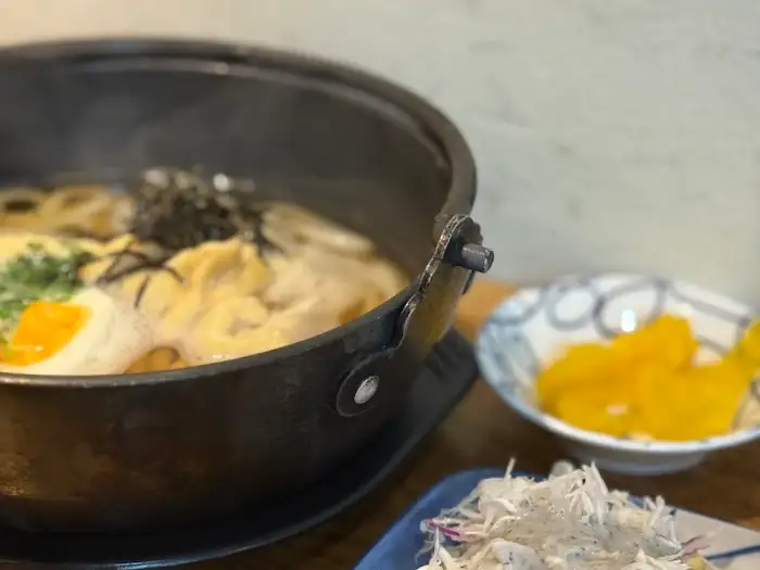 끓고 있는 일본식 냄비 요리와 곁들임 반찬
