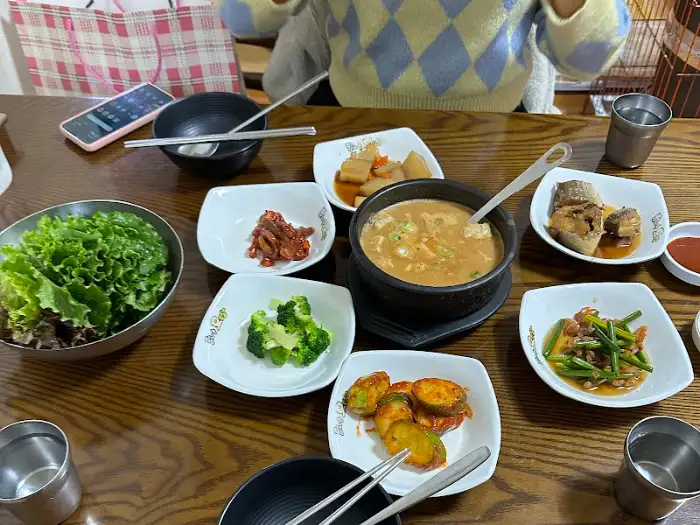 테이블 위에 차려진 푸짐한 백반 한상차림