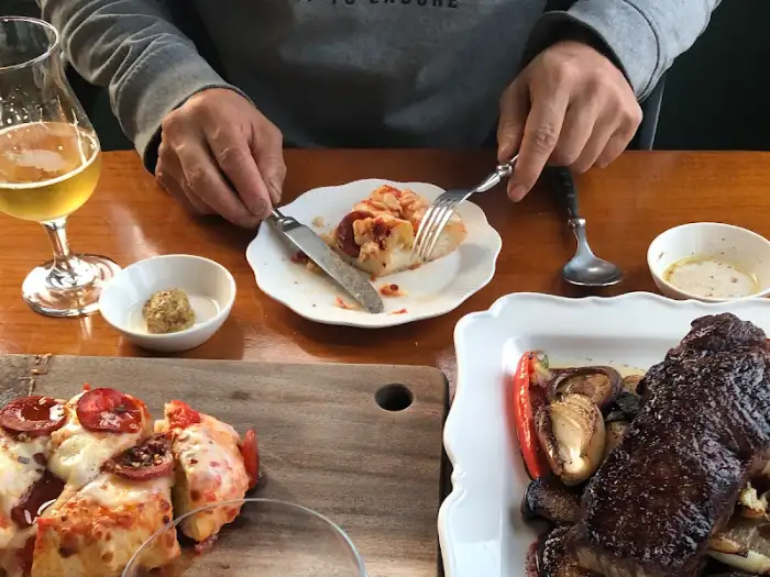 제주 협재 맛집 두부제주협재에서 스테이크를 썰고 있는 모습