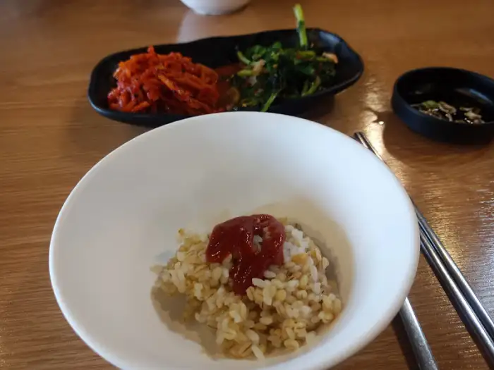 고추장을 곁들인 보리밥