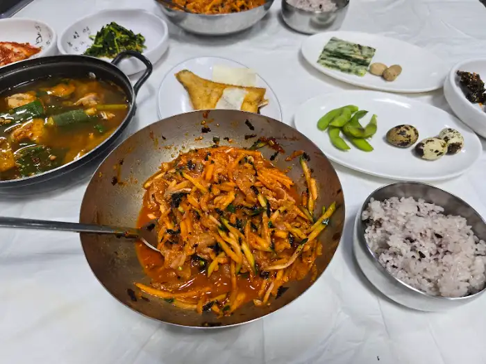 테이블에 차려진 풍성한 한상차림