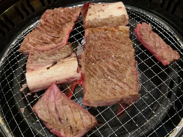 불판 위에 놓인 여러 덩어리의 소고기